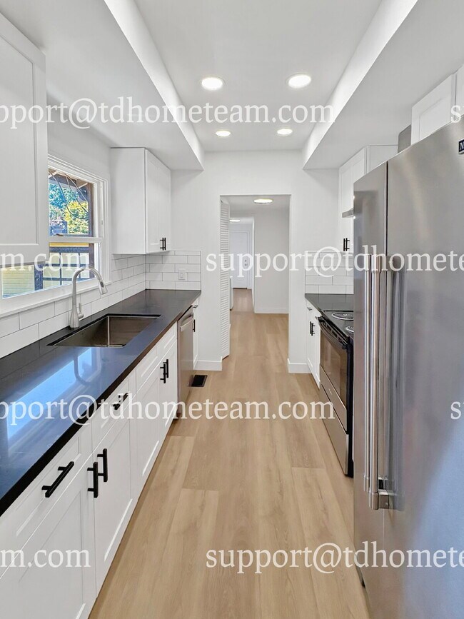 Building Photo - "Charming 3-Bed Home with 2 Baths in the Heart of Kent – 1,310 Sq Ft of Comfort!"