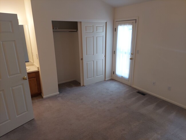 Building Photo - Beautiful Townhouse in Louisville!!