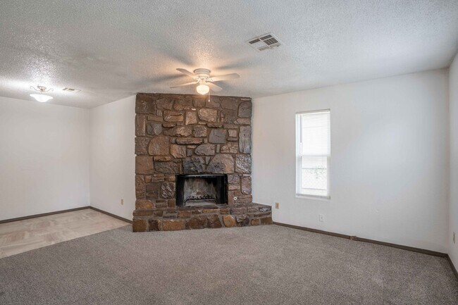 Building Photo - Coming Soon! 2 bed/1 bath!