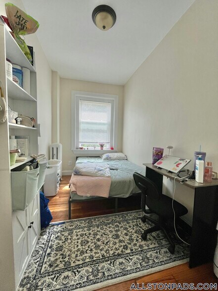 Building Photo - 248 Kelton St