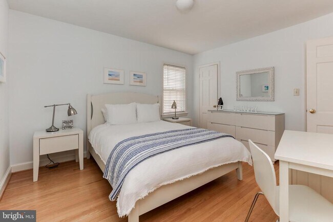 Building Photo - 1723 Oakcrest Dr