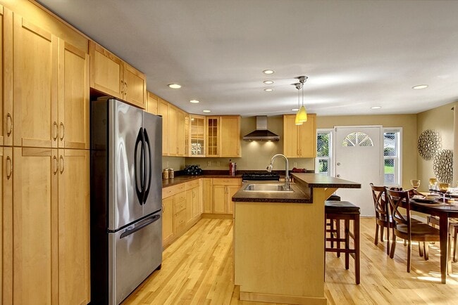 Building Photo - 3bd/1.75ba Seattle Home