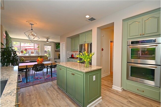 Building Photo - 829 Deer Spring Cir