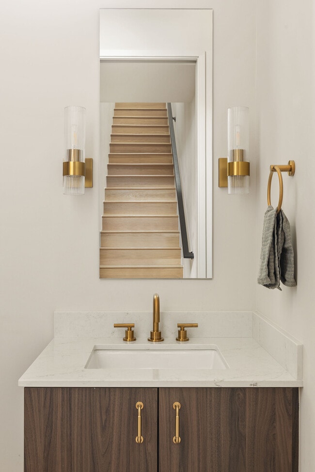 Building Photo - 1325 N Dewey Ave