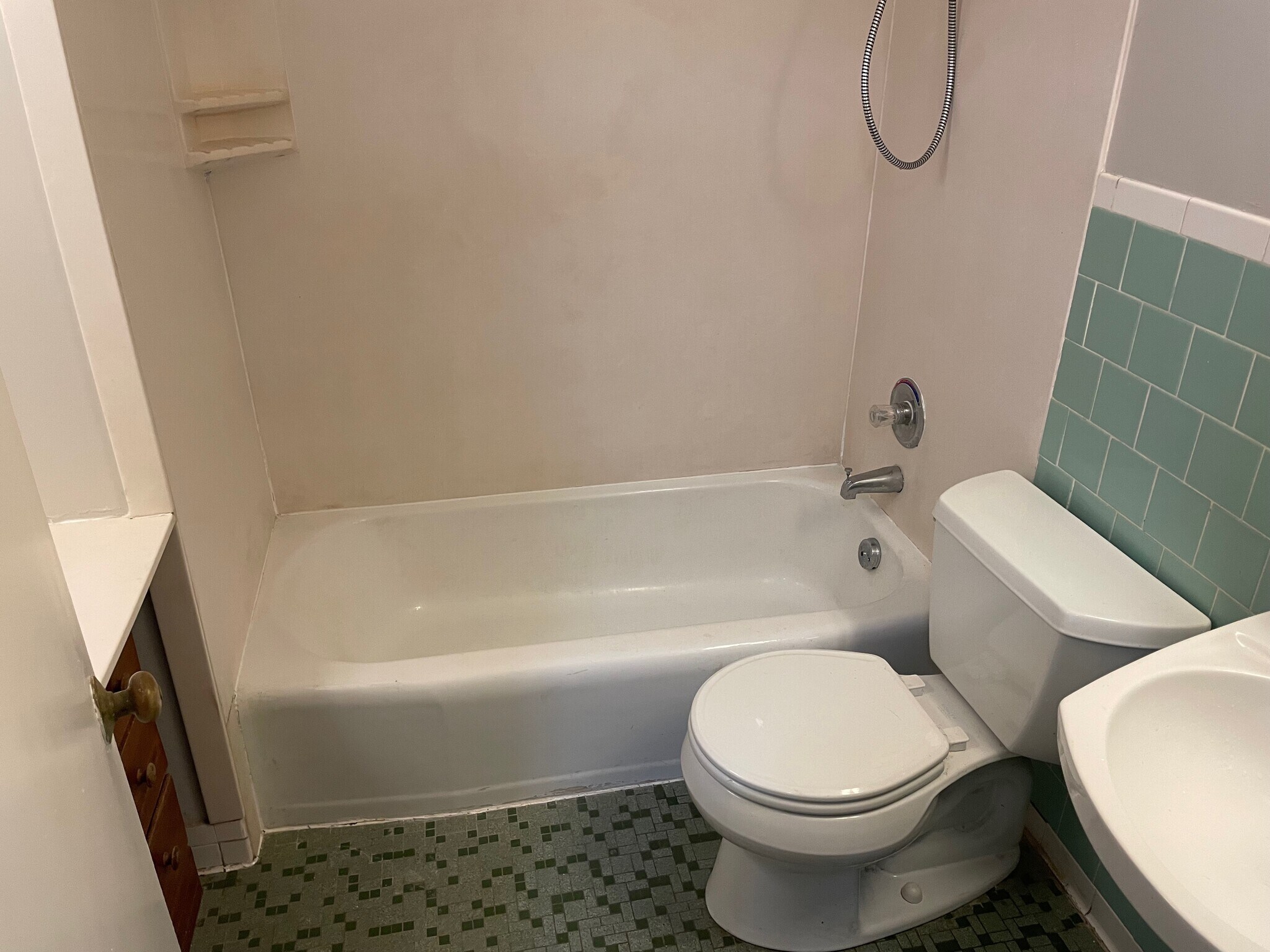2nd floor Full bath - 509 N Hamilton St