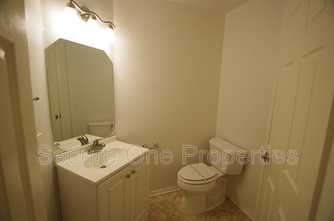 Building Photo - 235 Hill Ranch Dr