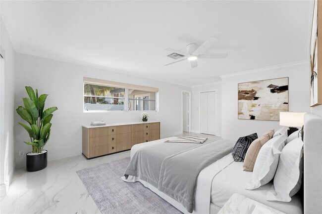 Building Photo - 2443 NE 26th St