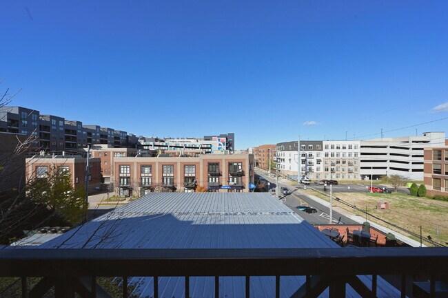 Building Photo - Spacious Germantown Gem!