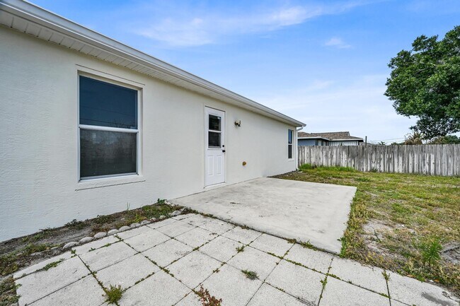 Building Photo - 726 SW Bond Rd