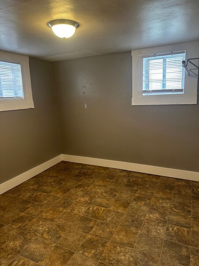 Building Photo - HALF OFF MARCH: Adorable 4 Bedroom UTILITIES INCLUDED!