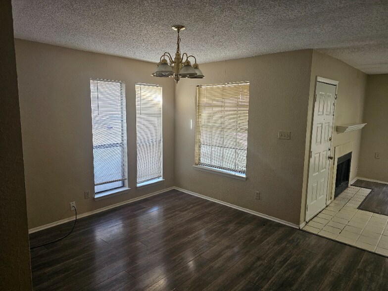 Building Photo - 9605 Walnut St