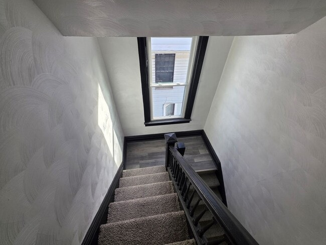 Building Photo - Fully updated 24 bedroom 1 bathroom apartment for rent in Crafton!