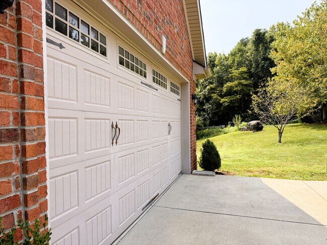 Building Photo - 8123 Autumn Dr