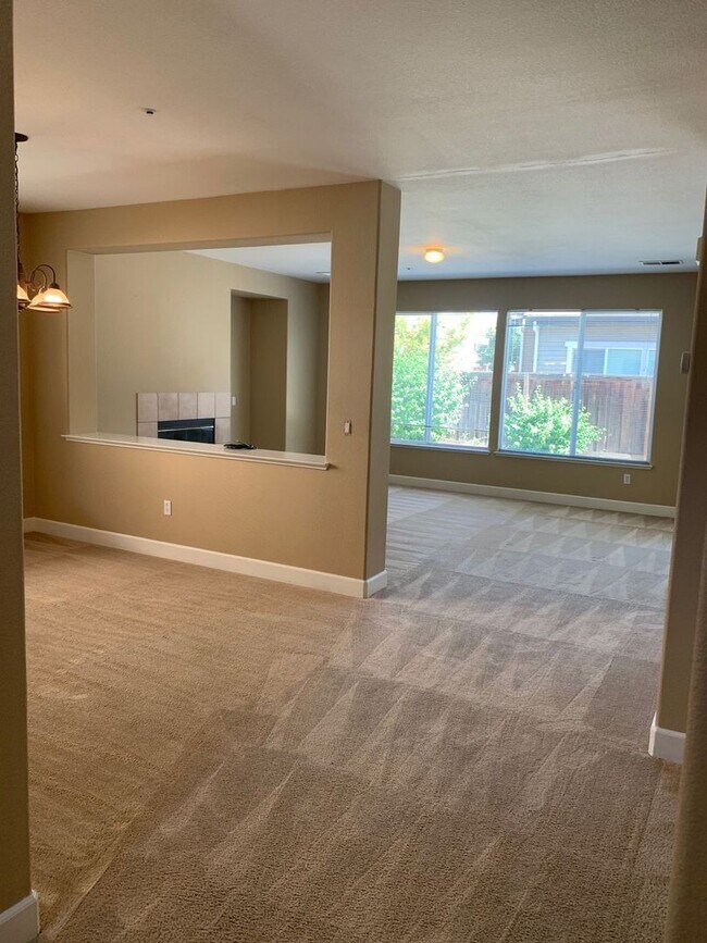 Building Photo - 4BR/3BA Single Family House - Brentwood