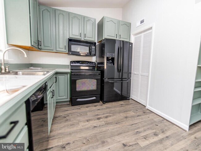 Building Photo - 15901 Perkins Ln