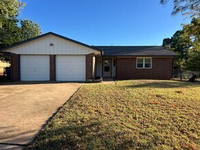 Building Photo - Move In Special!  Enjoy living in Mustang!