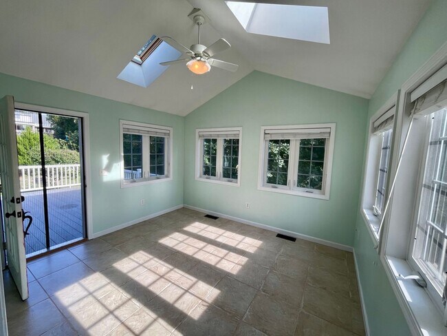Building Photo - 2-Bed Single Family in New London!