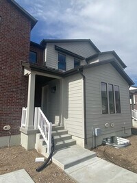 Building Photo - Beautiful Bountiful Townhome