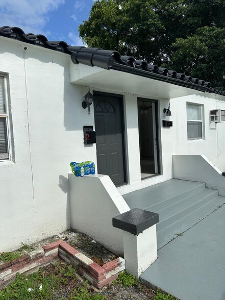 Primary Photo - 2131 Hayes St