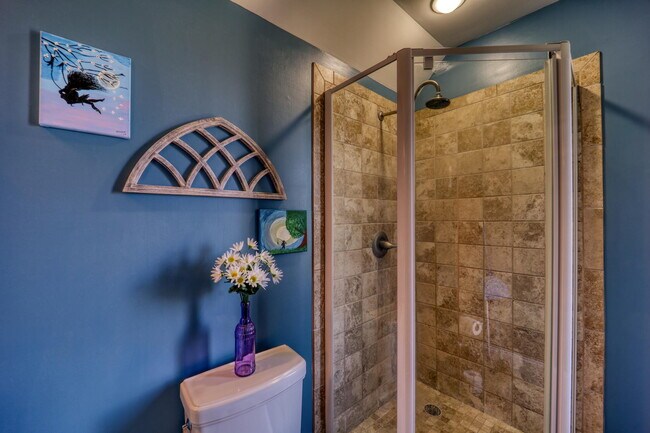 Building Photo - 137 N Ridge Ln