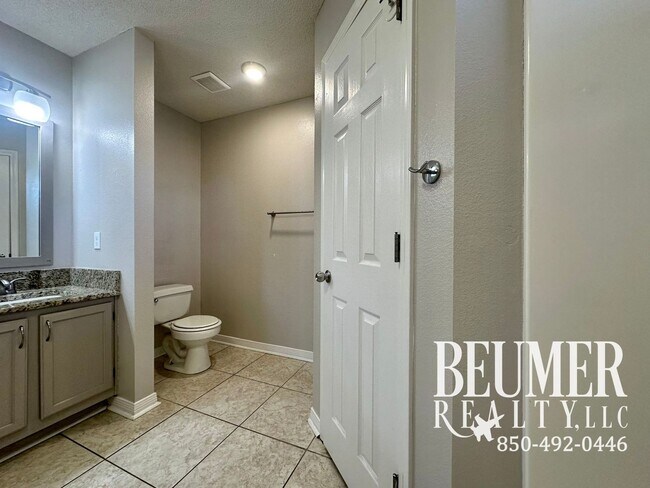 Building Photo - Home nestled in in W. Pensacola minutes fr...