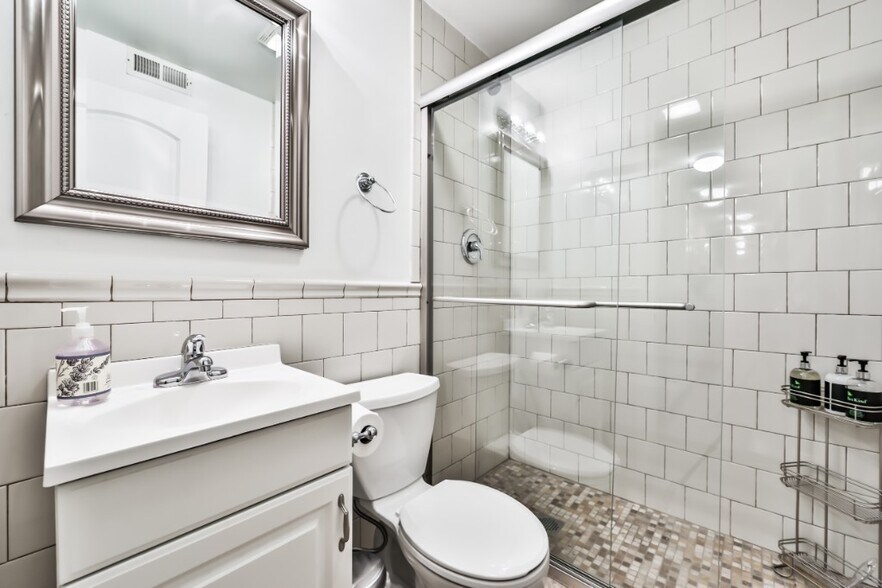 Building Photo - 1851 N Lincoln Ave