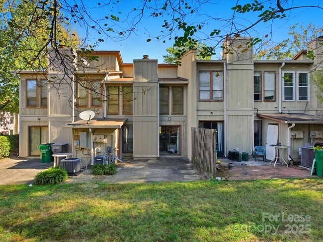 Building Photo - 7925 Charter Oak Ln