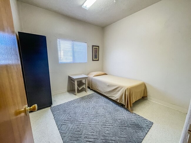 Building Photo - 13 Bedrooms 3 Bathrooms for rent in LOVING NM