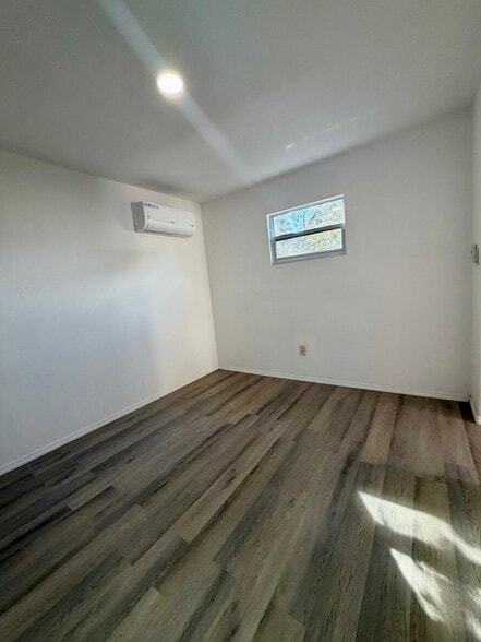 Building Photo - 4007 Deleuil Ave