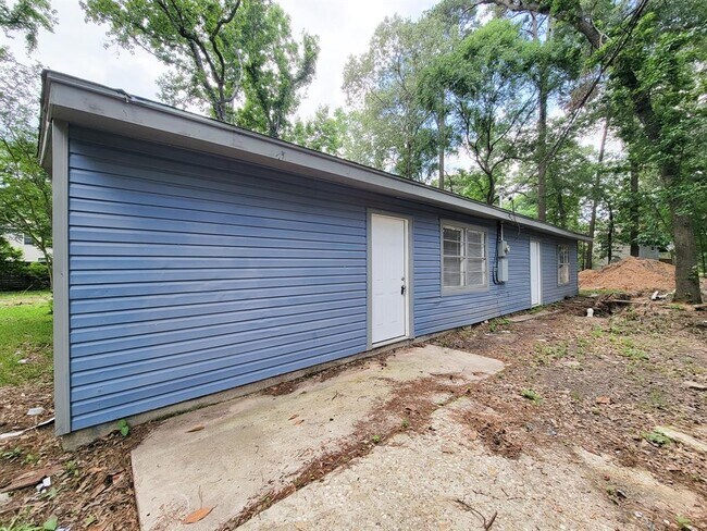 Building Photo - 405 Silver River Dr