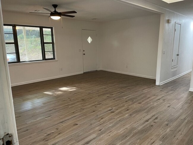 Building Photo - Cutie and move-in ready