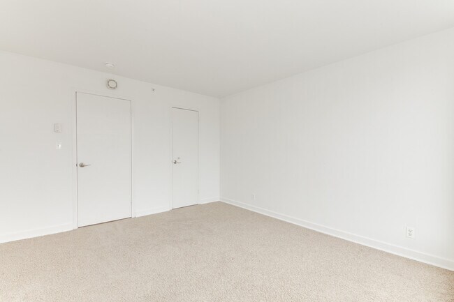 Building Photo - Sunny 1 bedroom condo in SW Waterfront!