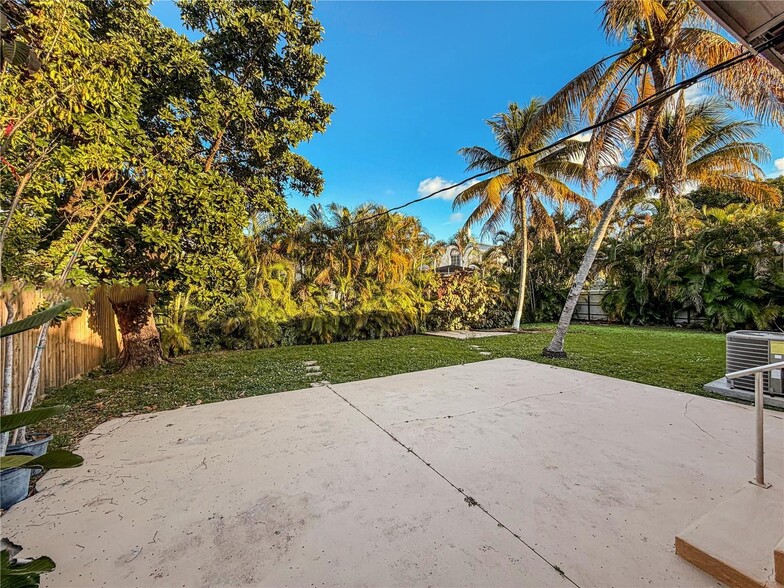 Building Photo - 1575 SW 12th Ave