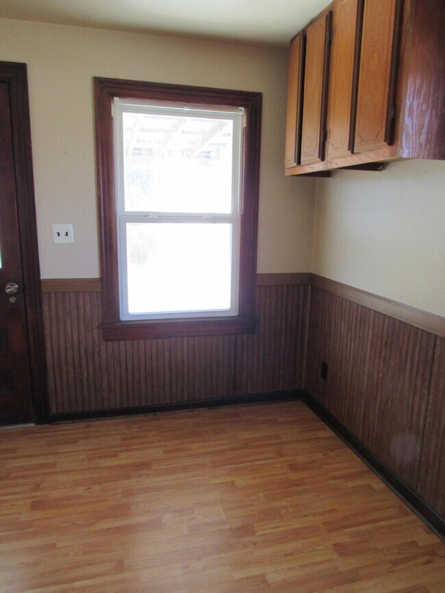 Building Photo - 636 W Washington St