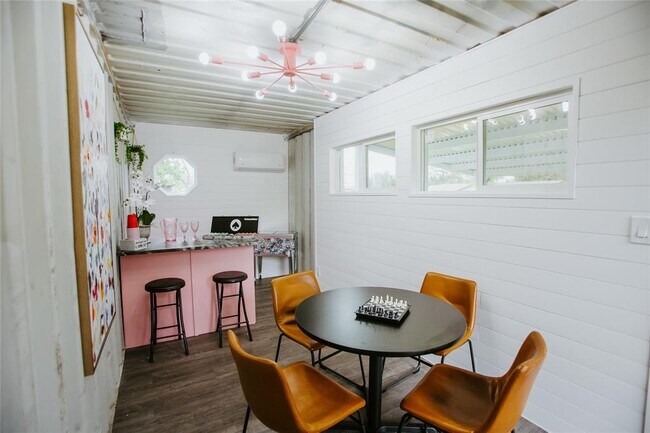 Building Photo - 604 W Pecan Dr