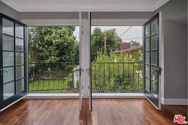 Building Photo - 515 S Van Ness Ave