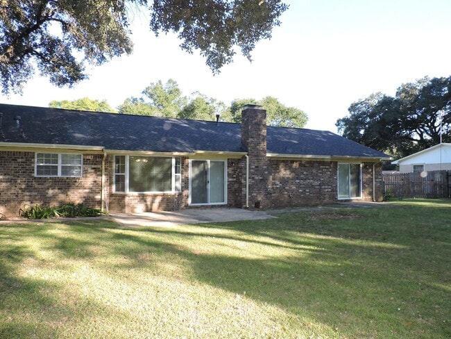 Building Photo - Convenient to interstate, schools & shopping!
