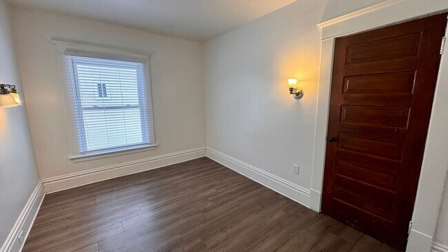 Building Photo - 633 Livingston Ave NE