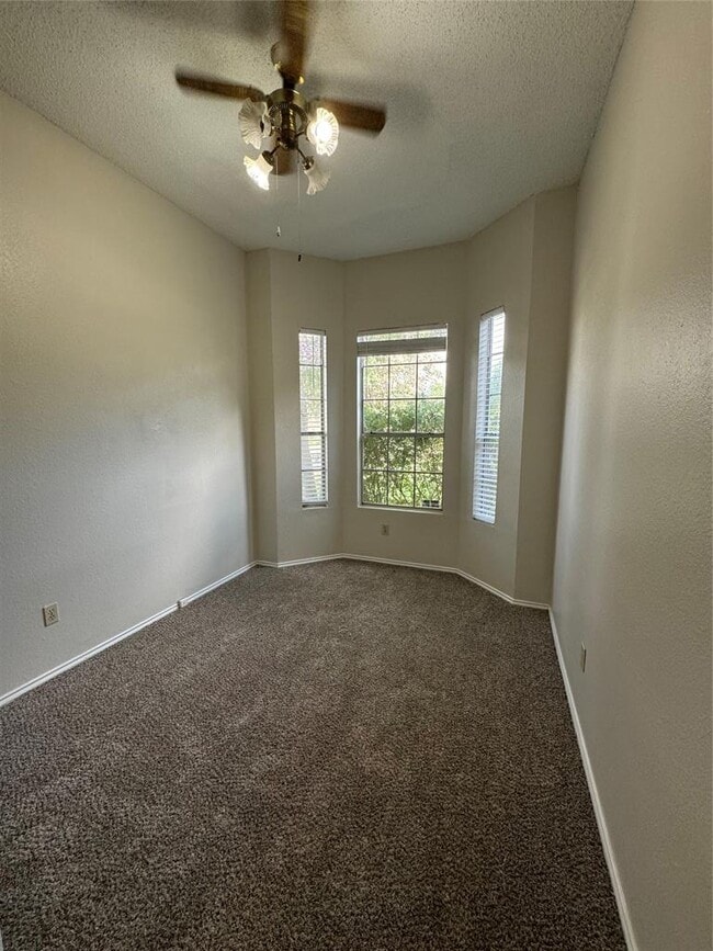 Building Photo - 2111 Castle View Dr