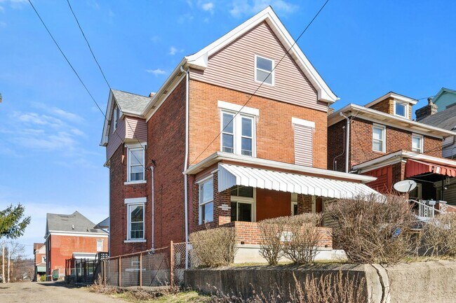 Primary Photo - Spacious 5 Bedroom 1.5 Bathroom Home in Ha...