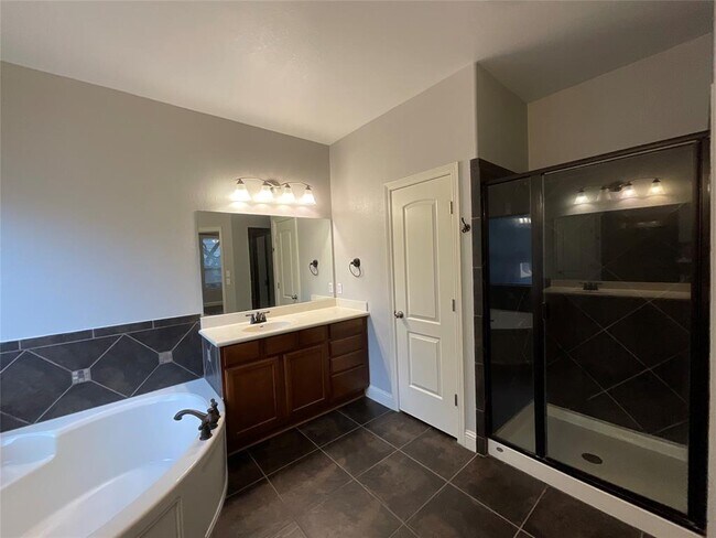 Building Photo - 3928 Crest Ln