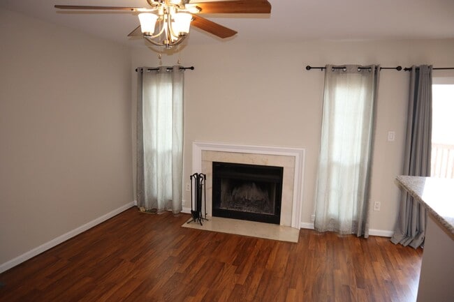 Building Photo - Charming Townhome Nestled in a Private Cul...