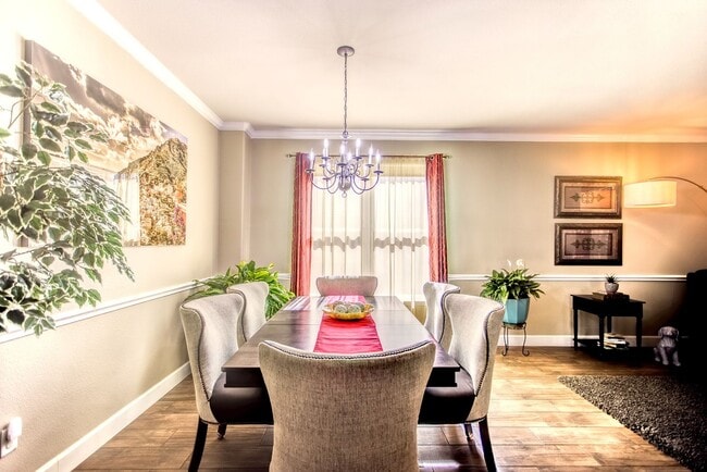 Building Photo - Beautifully Maintained 4 bed/3bath 2 Story Brick home