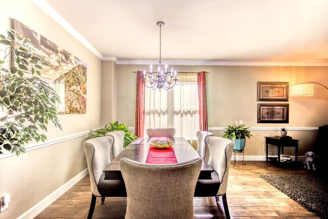 Building Photo - Beautifully Maintained 4 bed/3bath 2 Story...