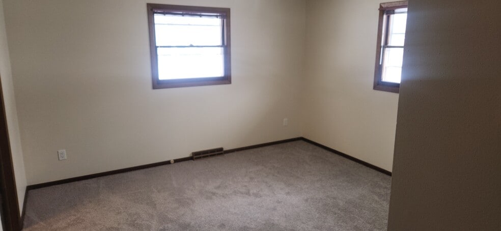 Building Photo - 5736 Pembroke Dr