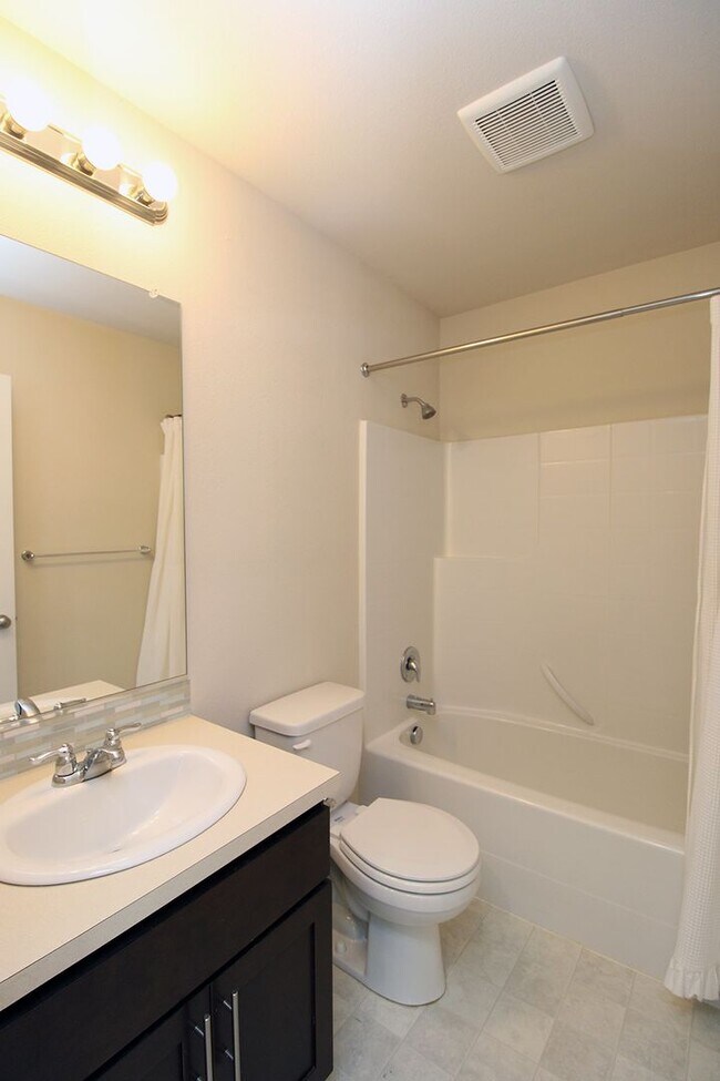 Building Photo - 3 Bedroom Luxury Townhouse in Beautiful Happy Valley
