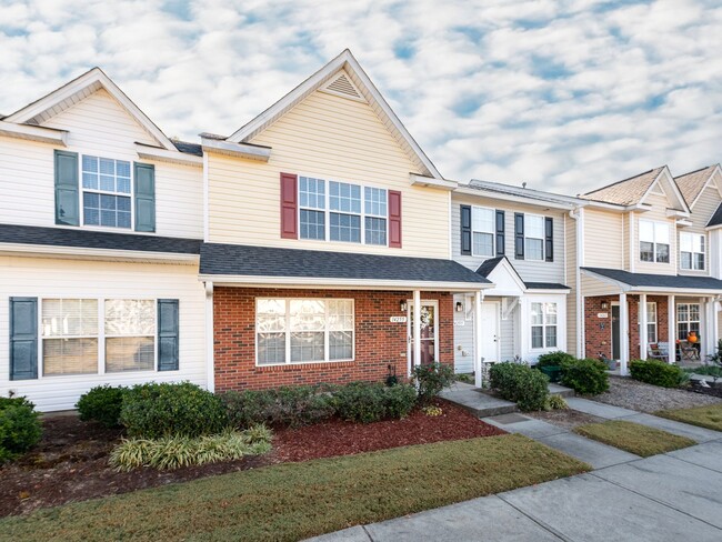 Building Photo - Super Townhouse with 2 MASTER BEDROOMS!