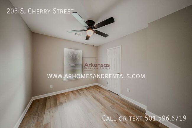 Building Photo - 205 S Cherry St