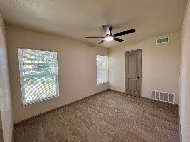 Building Photo - 1505 Maple Dr