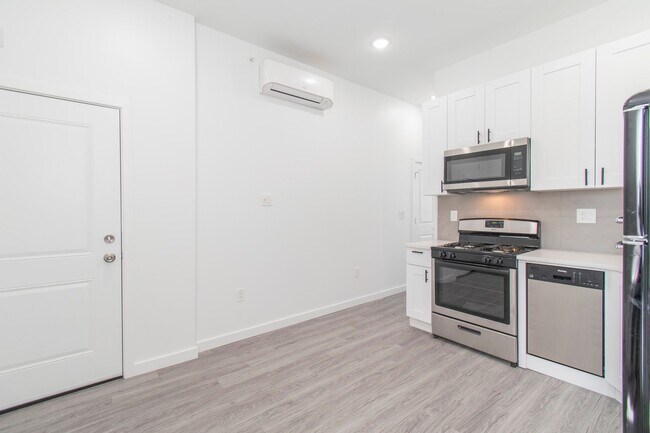 Building Photo - New! Renovated & Modern Apartment